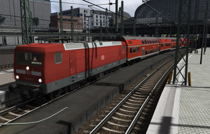 Eine Lok der Baureihe 112 steht im virtuellen Hamburger Hauptbahnhof